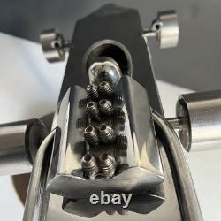 Sculpture en métal soudé en acier inoxydable fait main représentant une voiture de course de Formule 1